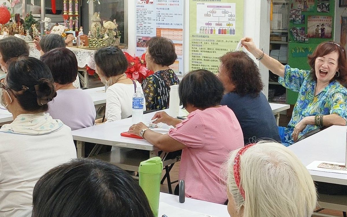 長輩在秀山社區安養信託講座中開懷大笑