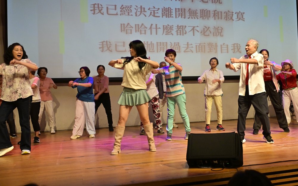 律動班長輩在 2026 賽親慈善音樂會上台表演